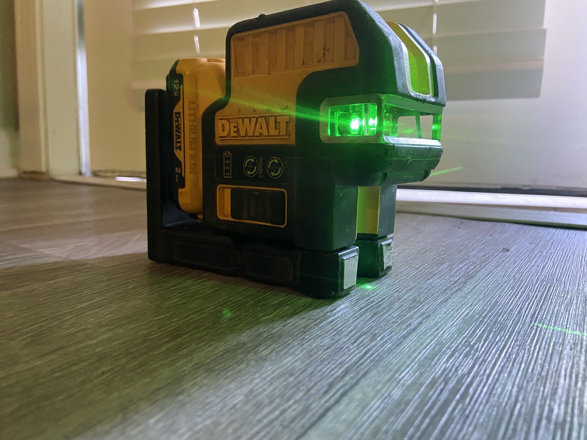 DEWALT LASER LEVEL 5spot