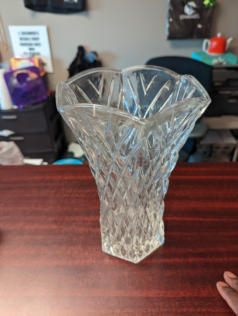 Vintage E.O. Brody Company 10.25 in glass tulip vase