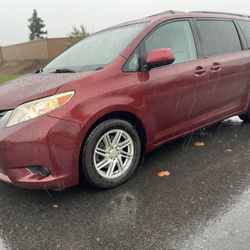 2011 Toyota Sienna Minivan Clean Title 