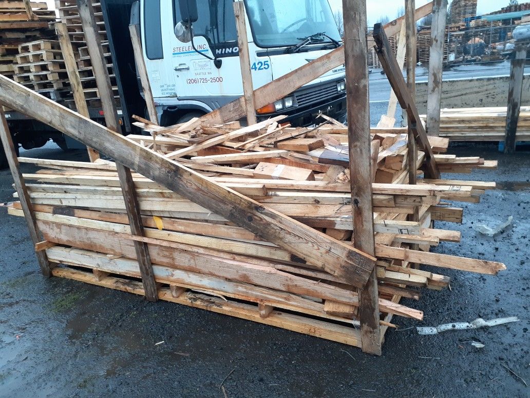 Big pallet of Fire wood bring your tráiler and will load you with a forklift