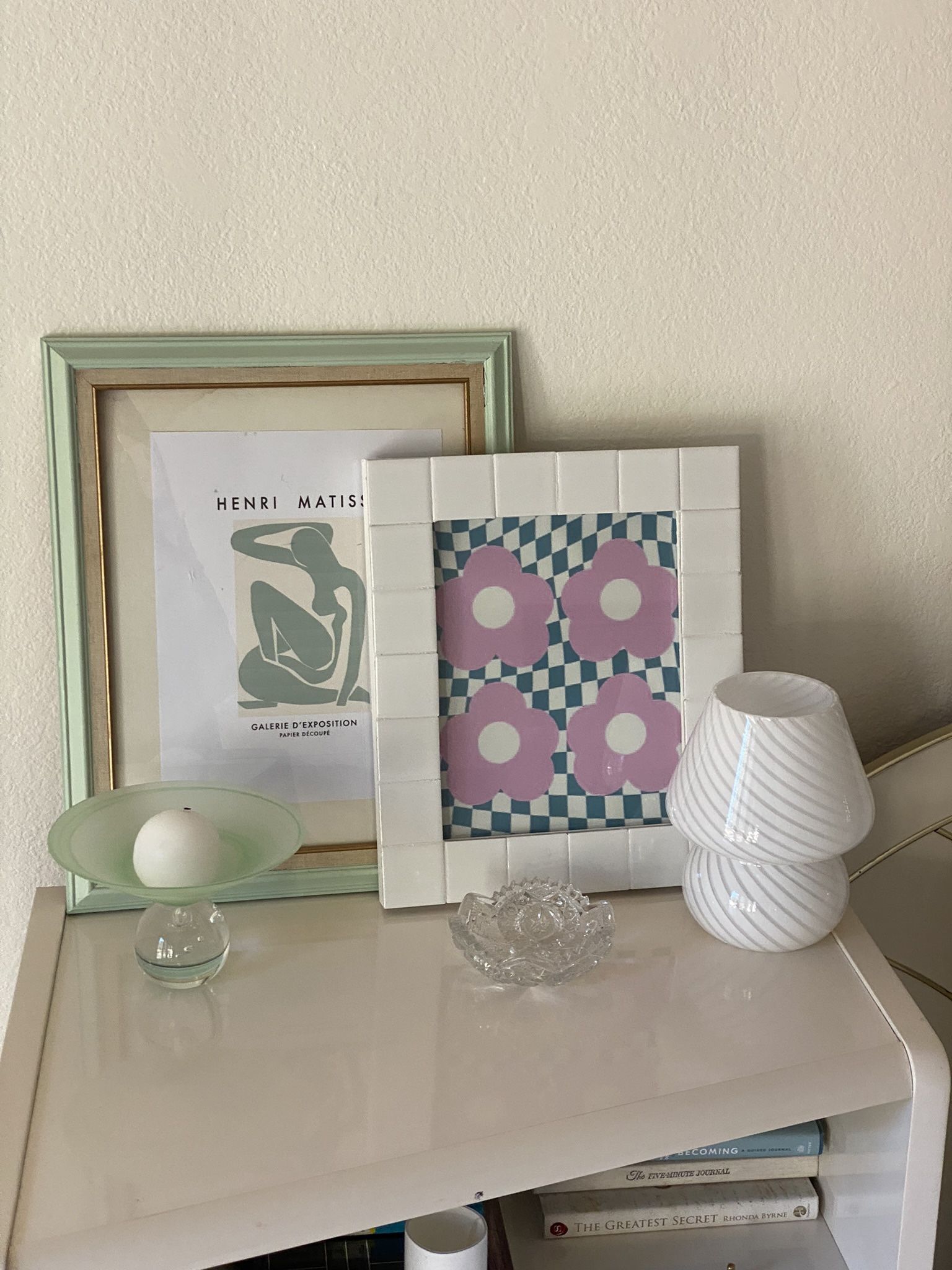 Minimalist white tile frame 🖼