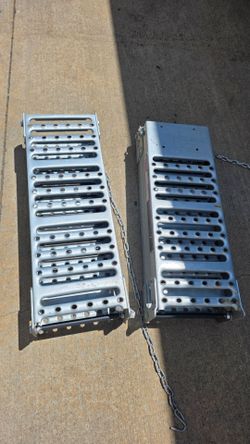 Aluminum Loading Ramps with Safety Chains – Pair