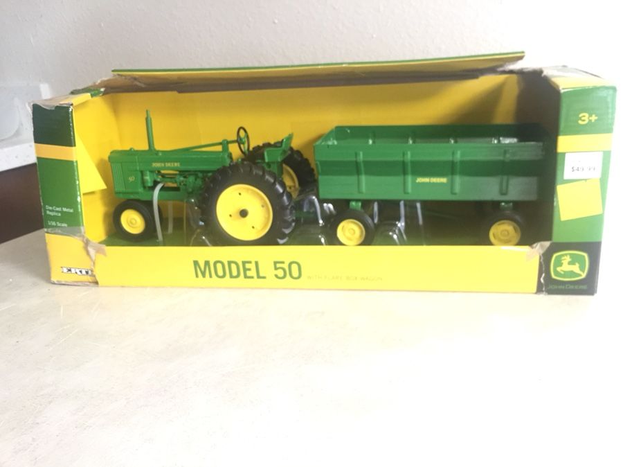 John Deere 50 Tractor With Flarebox Wagon 1:16