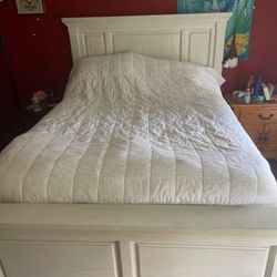 Ashley’s Robbinsdale Queen Panel Bed 