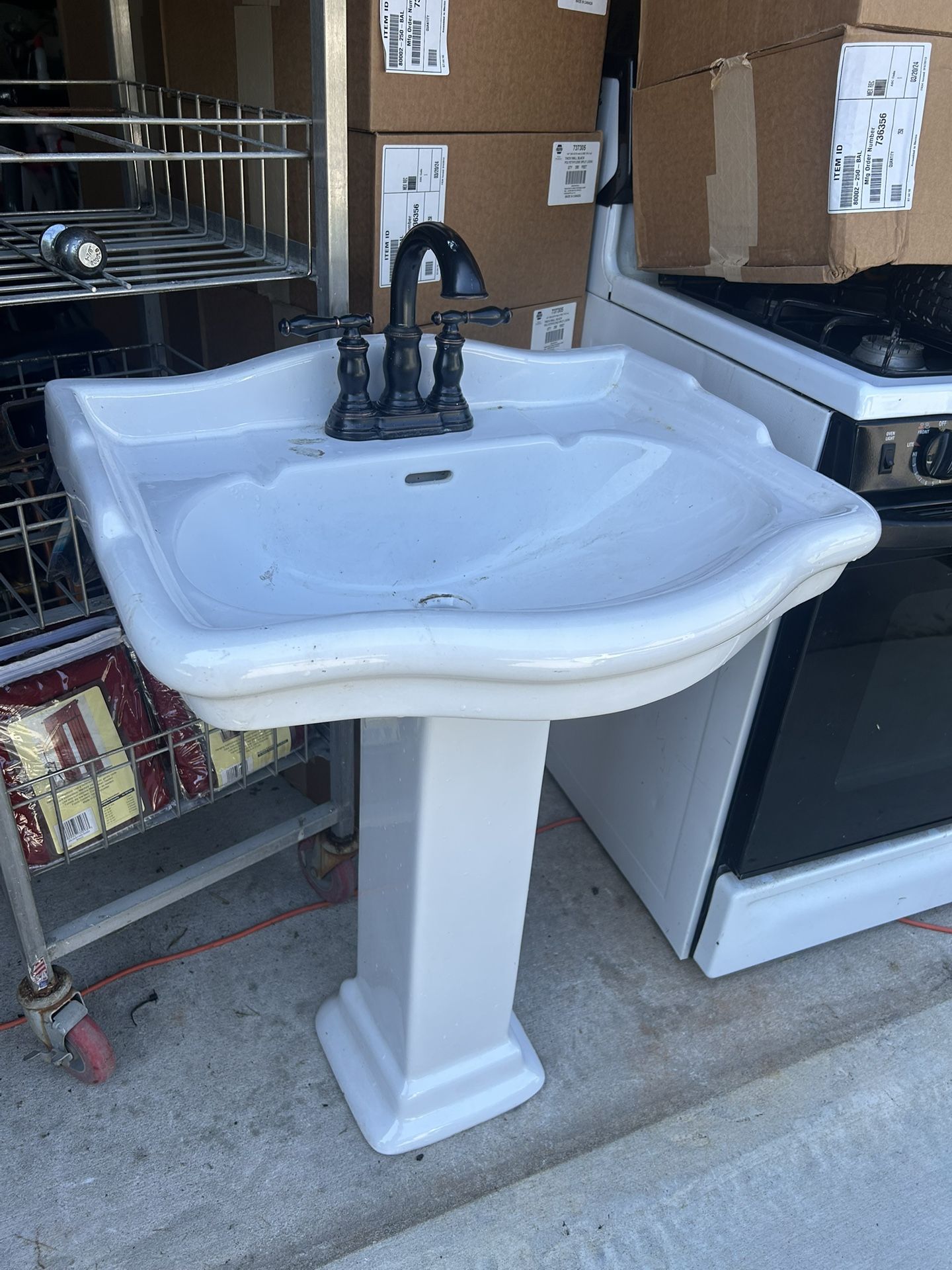 Pedestal Sink with Faucet / Read Below ⬇️