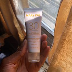 Mary Kay Mineral Sunscreen SPF 30 - White Tube
