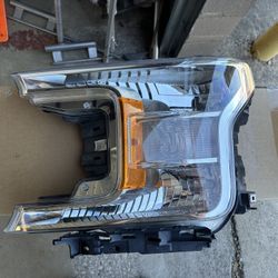 Ford F150 18-20 Headlight Driver Side ( Used Car Parts )