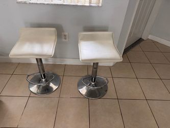 Set of 2 Adjustable Bar Stools. Good condition