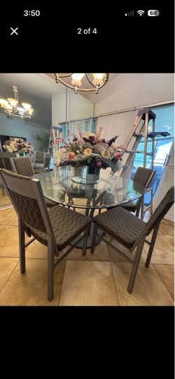 GLASS CIRCLE TABLE WITH 5 GRAY CHAIRS