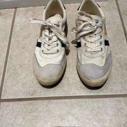 Tennis shoes 