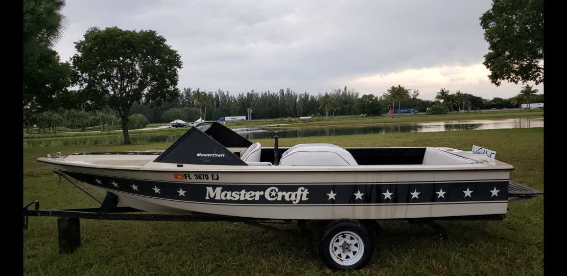 85 Master Craft Stars and Stripes Ski Boat