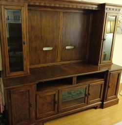 Entertainment center/ tv stand
