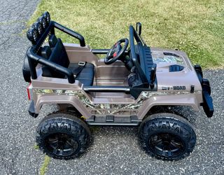 LIKE NEW! Kids 4- wheeler Toy Quad Power Wheels