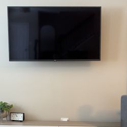 LG 55” Smart TV – Perfect Condition – Wall Mount & Cable Included 