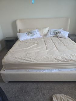 King BED AND MATTRESS  LIKE NEW Davidson North Carolina