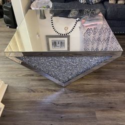 Living room Table And Two End Tables