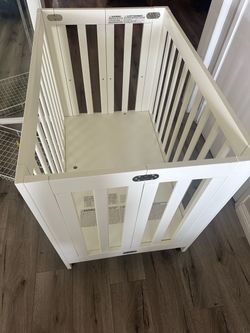 White Wood Baby Mini Crib (million dollar baby brand)