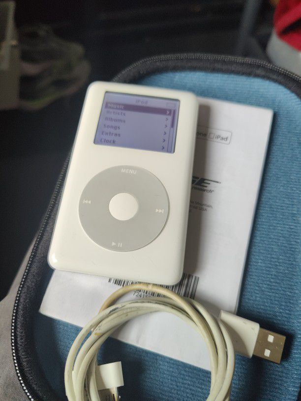 iPod Classic 20 GB With Bose Quiet Comfort Headphones 