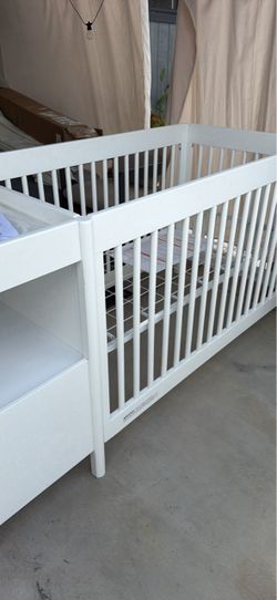 White Wood Baby Crib with Changing Table