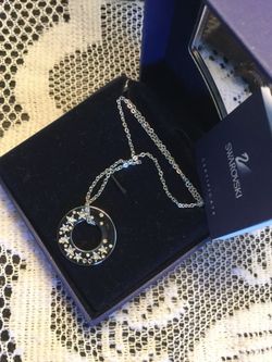 Beautiful Swarovski Crystal round pendant necklace ❄️⛄️❄️ Love Jewelry 💙