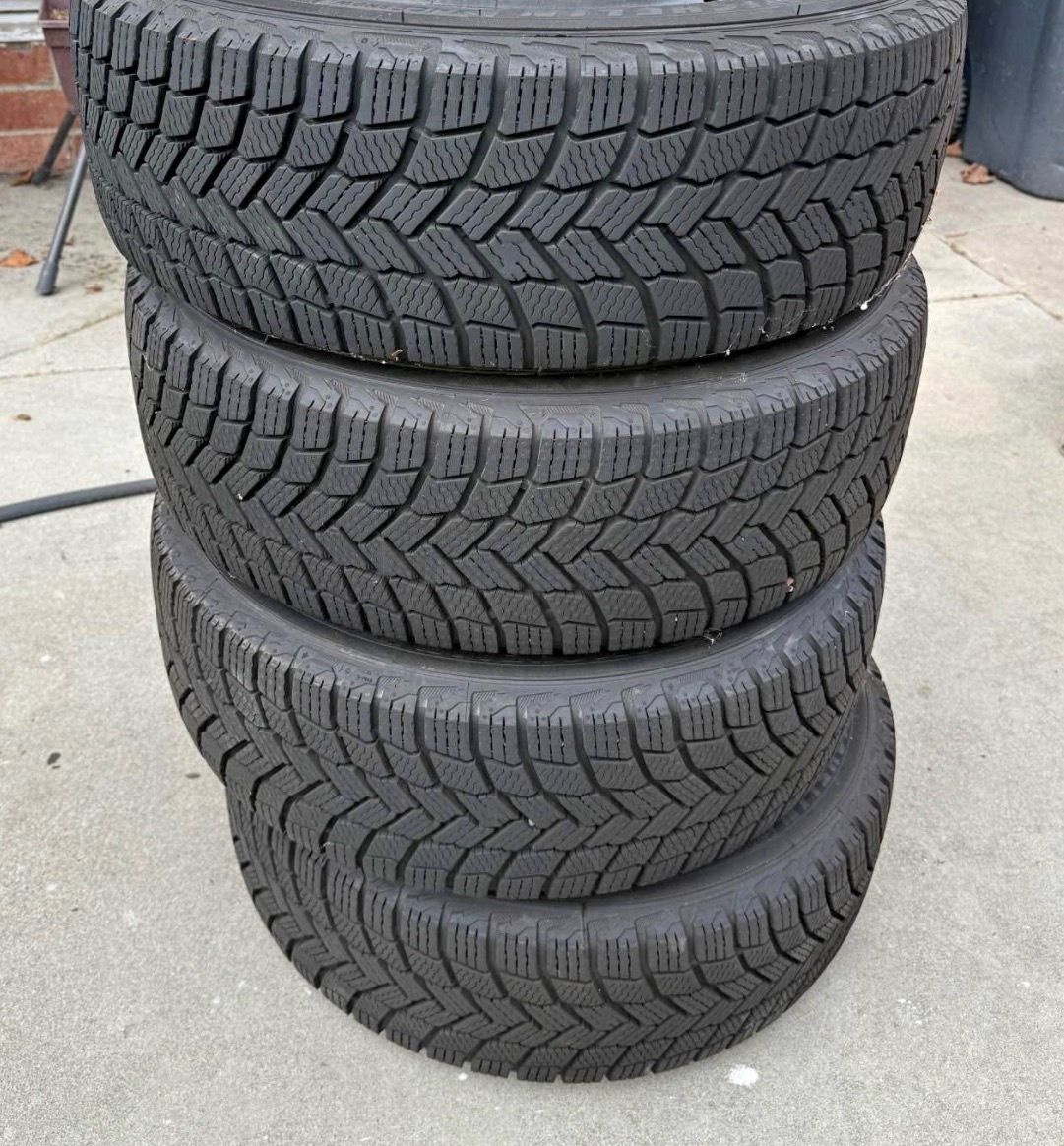 205/60/16 Michelin vendo un set de llantas usadas excelente condiciones de vida las 4 ✅🤩I am selling a set of used tires, all 4 in excellent living c