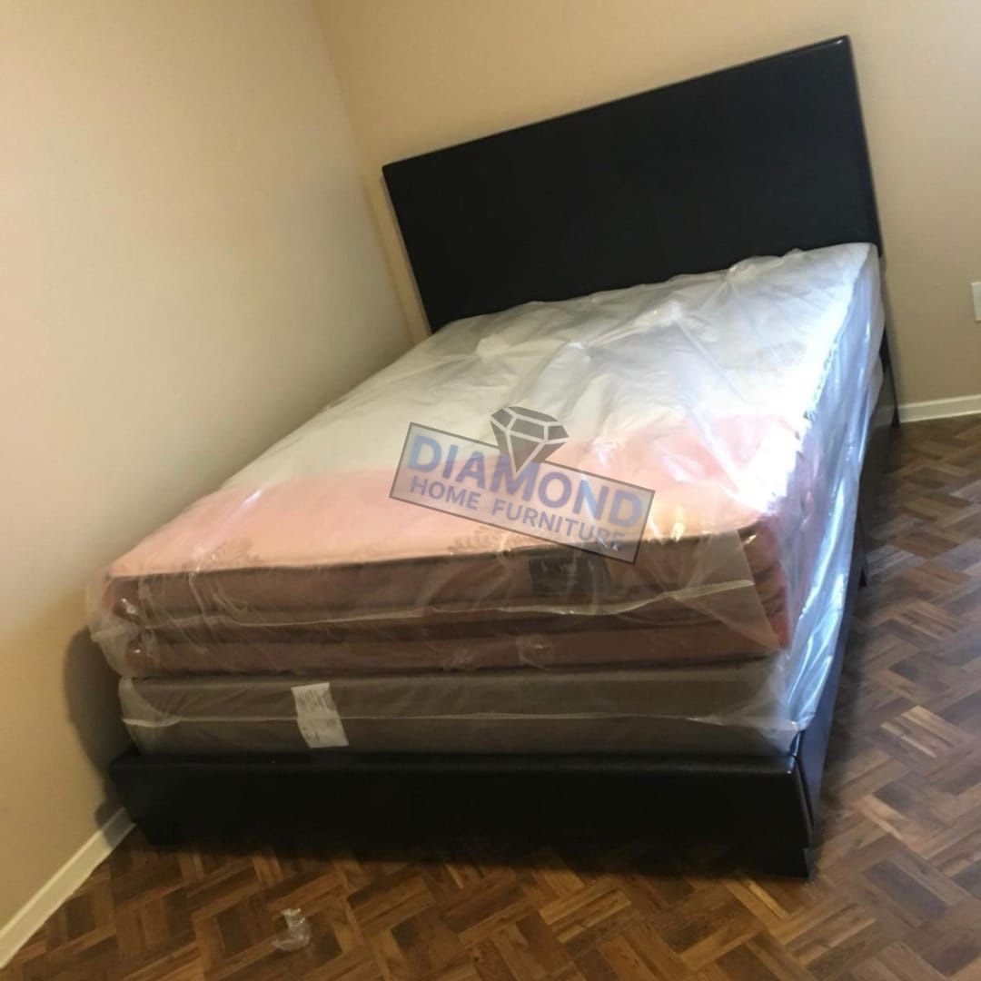 QUEEN SIZE BED W/ MEMORY FOAM MATTRESS,New Products : American Fashion Style Bags On Sale