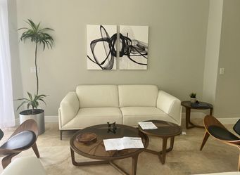 Premium Leather Couch – High Quality, Like New