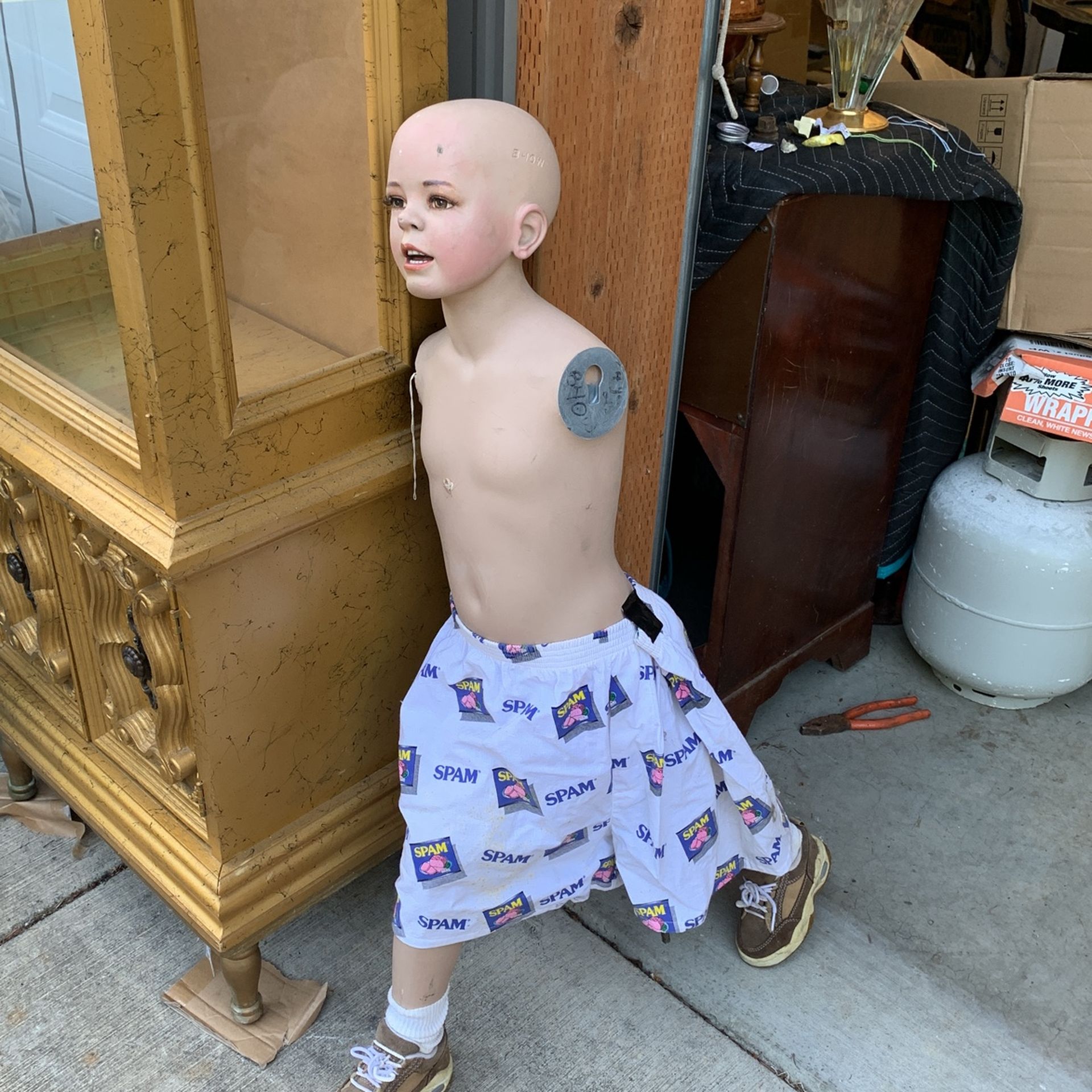 Mannequin boy without arms