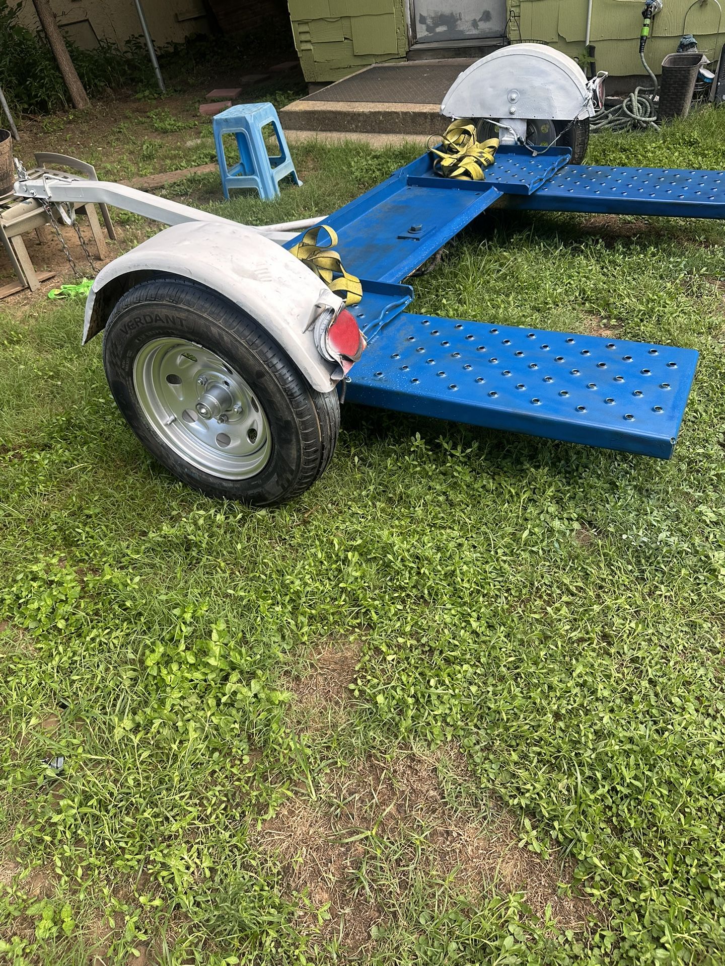 se vende dolly mazter tow $1000 om con sus trapas