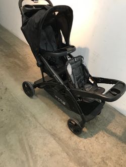 Two seat stroller stand and sit