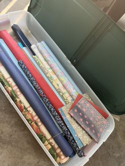 Artículo organizador, plástico fuerte, con su tapa con todo incluido. Son varios rollos de papel de regalo.