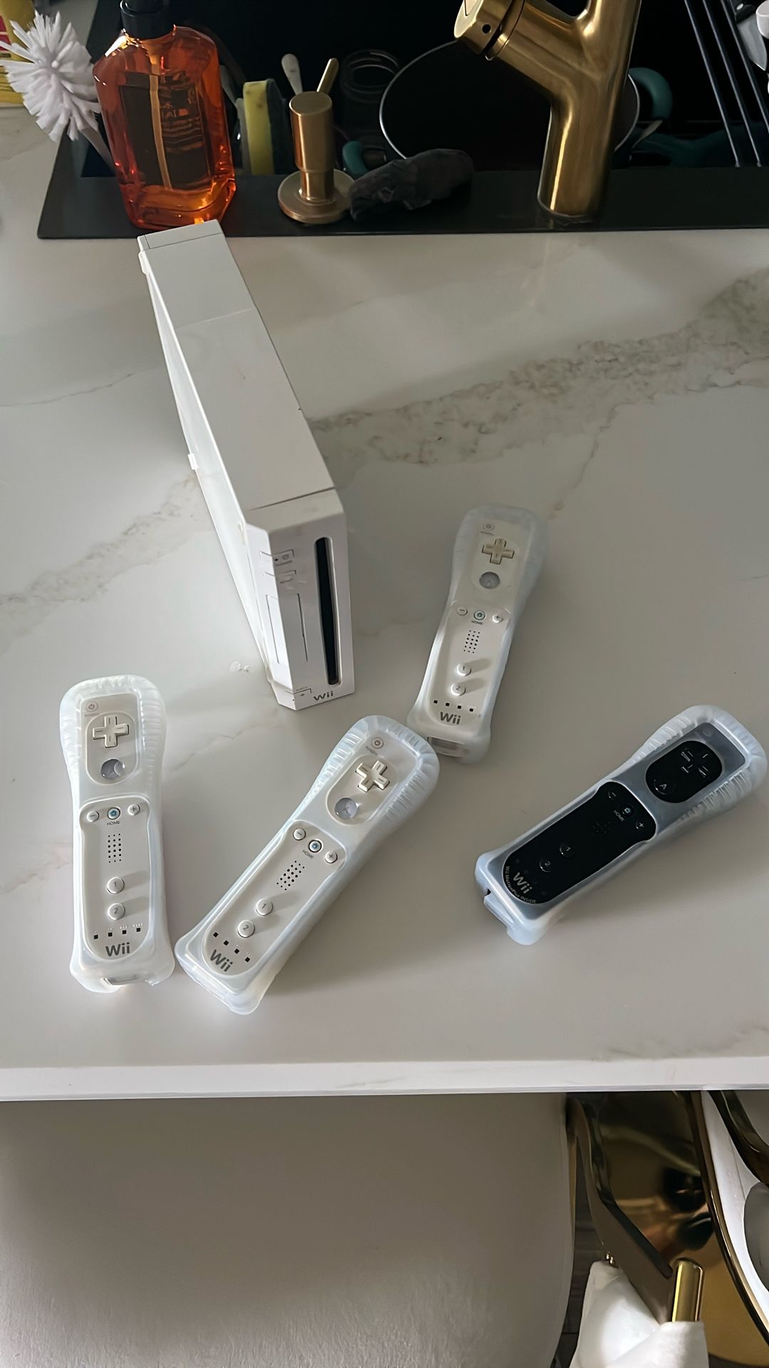 Wii + 4 Controllers