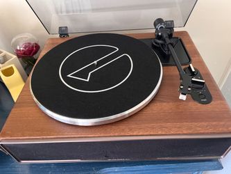 Record player in very good condition with Bluetooth connectivity and speakers built in.