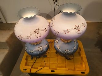 Pair of floral lamps working