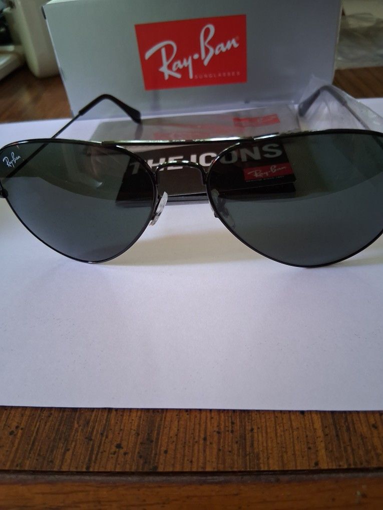 RAY BAN AVIATORS WITH BLACK FRAME AND GREEN LENSES. NEW IN BOX.