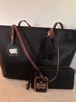 Black handbag with brown handles. Cartera negra con asas marrones.