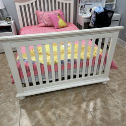 Full Size 100% Wood Bed (Mint Condition)
