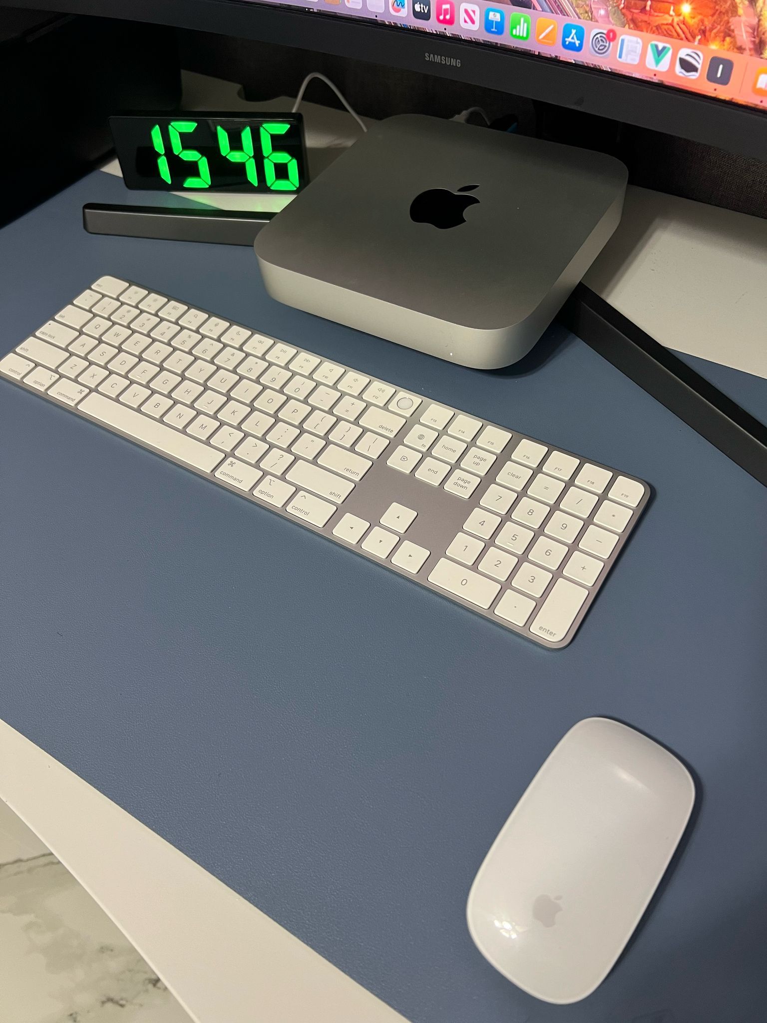 Mac Mini + Apple keyboard (touch id) + Apple mouse