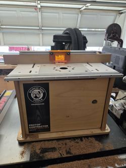 Bench dog bench top router table with router