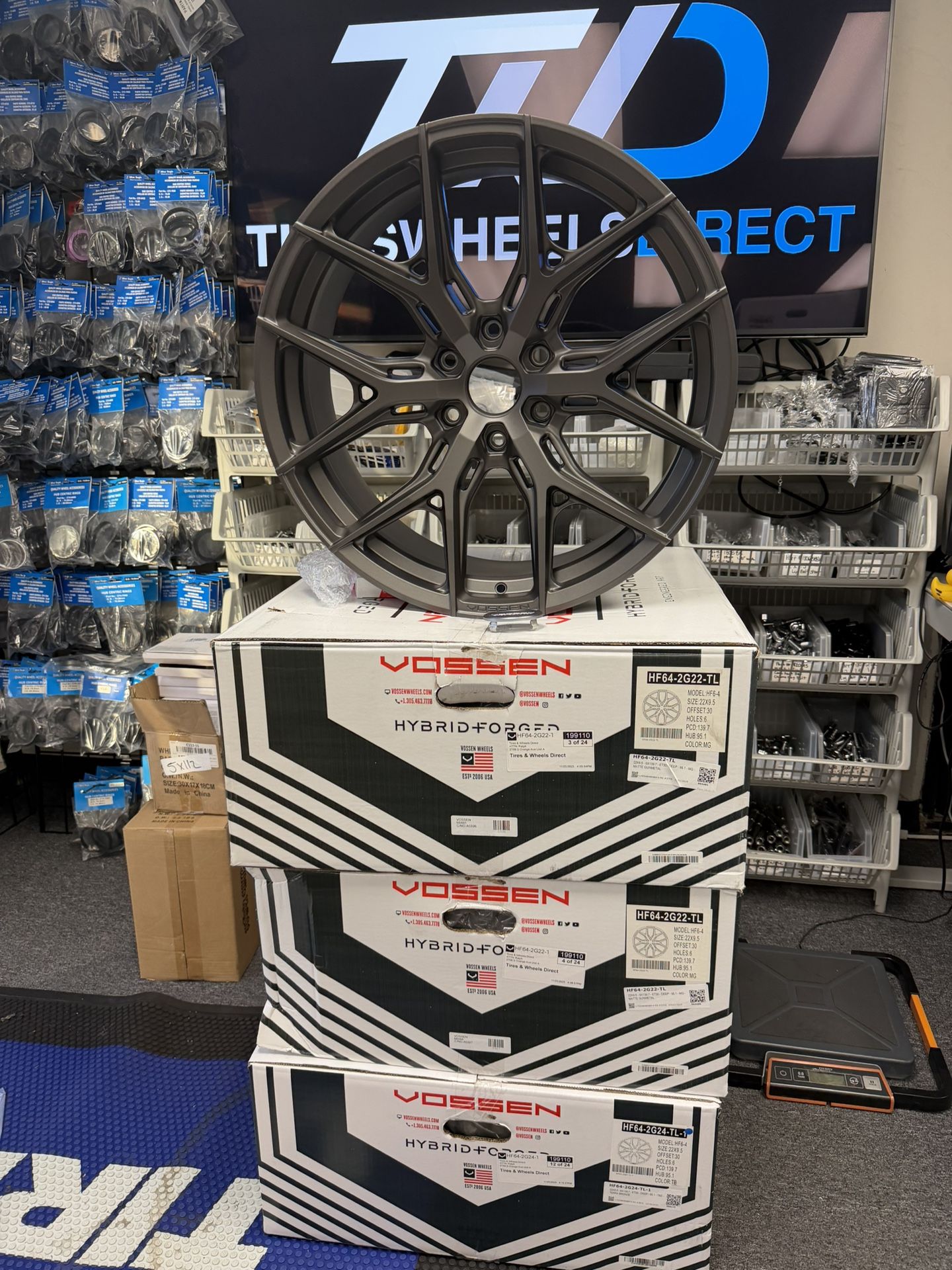 4 Wheels VOSSEN HYBRID FORGED HF6-4 22x9.5 Offset +30 6x139.7 Gunmetal Lexus