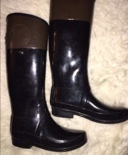 Sz 6 Black with a chocolate brown trim hunter rain boot H logo is on brown trim of both boots as shown in picture right boot is missing gold snap oth