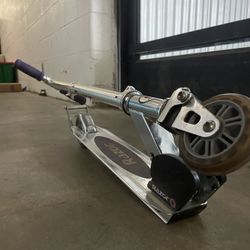 Check Description 🚨 For Sale: Like-New Razor Scooter for Kids! 🚨