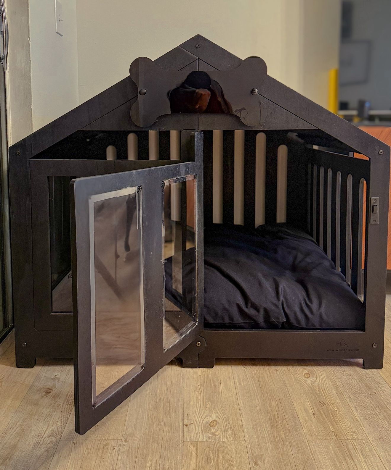 WLO Modern Dog Crate – Black Gabled Size 3 – Retails $641!