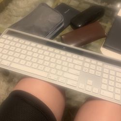 Logitech K750 Keyboard 