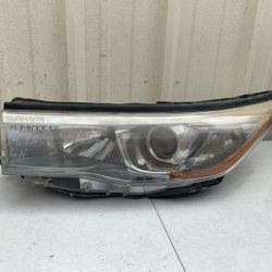 2014-2016 Toyota Highlander Driver Side Headlight