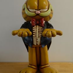 Garfield Butler Statue 