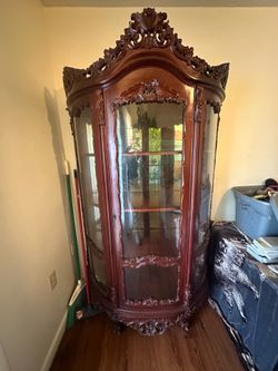 Rounded glass cabinet