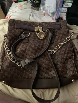 Brown Woven Leather Style Satchel Bag / Bolso Marrón Tejido con Correa Larga