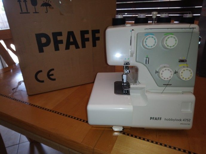 PFAFF Hobbylock 4752 Sewing Machine