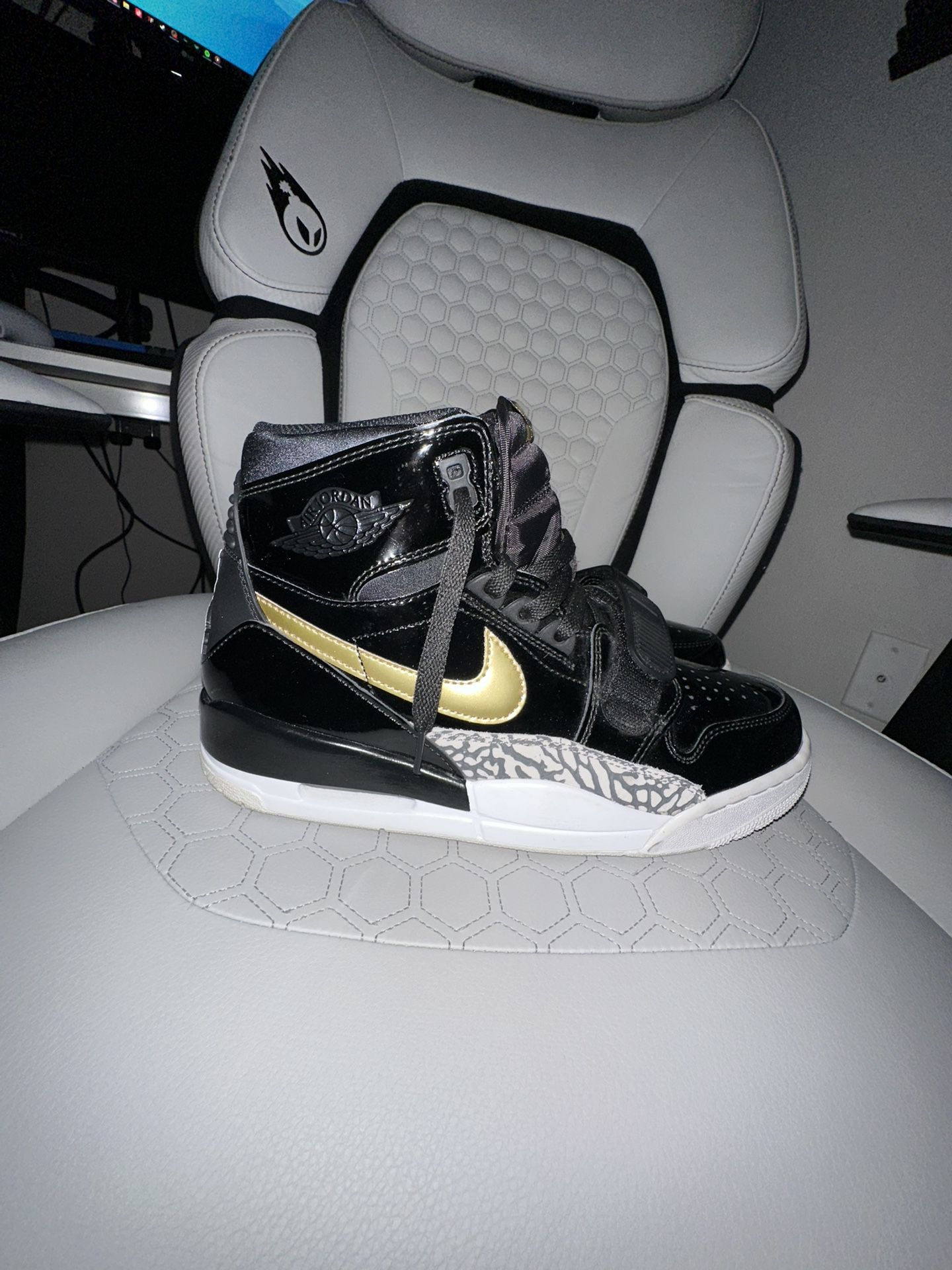 Air Jordan 1 Mid University Black/Gold